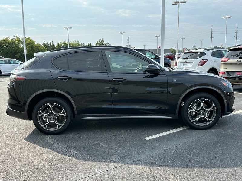 Alfa Romeo Stelvio Vehicle Full-screen Gallery Image 04