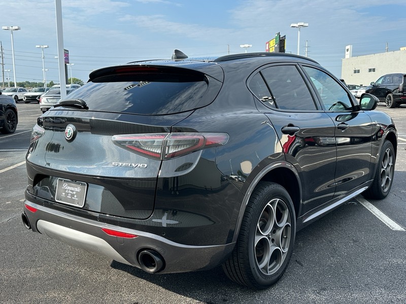 Alfa Romeo Stelvio Vehicle Full-screen Gallery Image 05