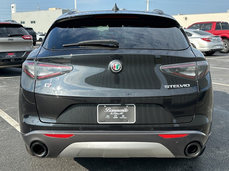 Alfa Romeo Stelvio Vehicle Full-screen Gallery Image 06