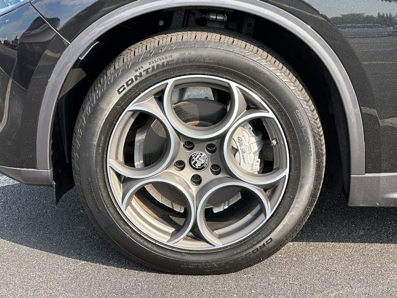 Alfa Romeo Stelvio Vehicle Full-screen Gallery Image 09