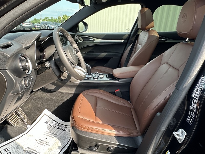 Alfa Romeo Stelvio Vehicle Full-screen Gallery Image 10