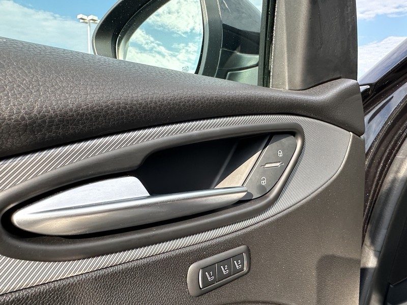 Alfa Romeo Stelvio Vehicle Full-screen Gallery Image 12