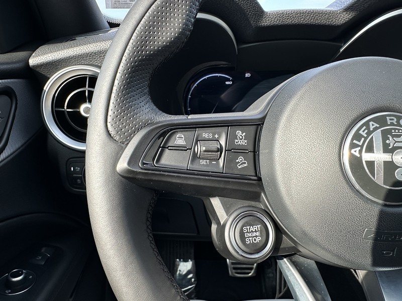 Alfa Romeo Stelvio Vehicle Full-screen Gallery Image 14