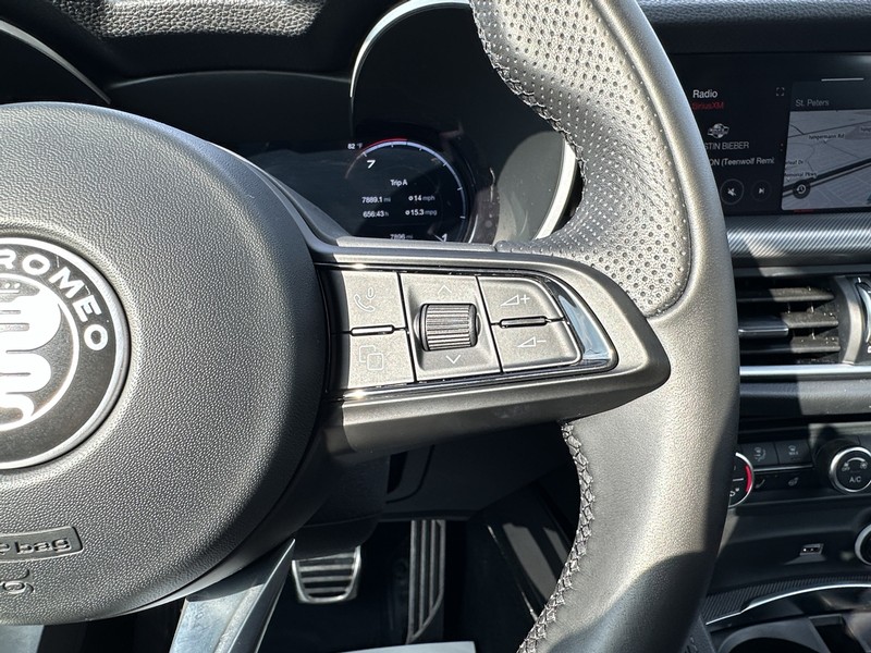 Alfa Romeo Stelvio Vehicle Full-screen Gallery Image 15