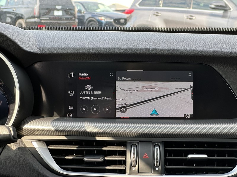 Alfa Romeo Stelvio Vehicle Full-screen Gallery Image 17