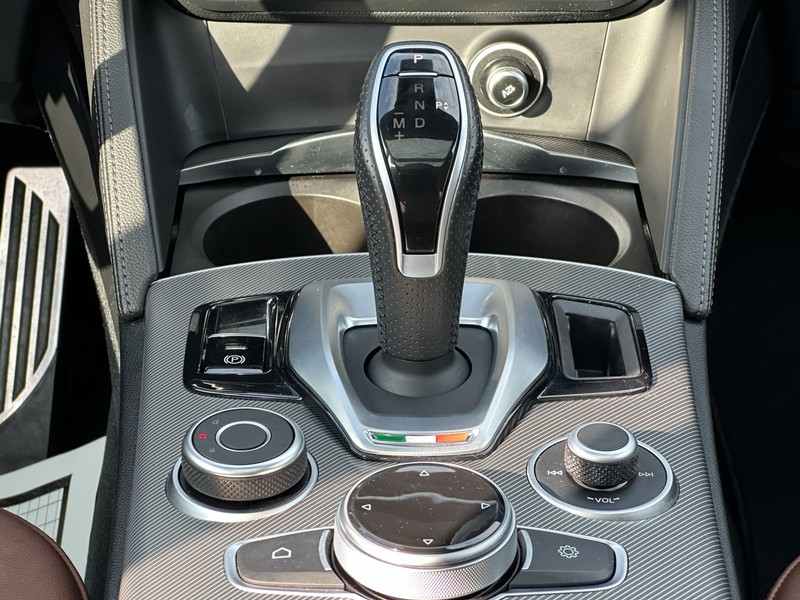 Alfa Romeo Stelvio Vehicle Full-screen Gallery Image 20