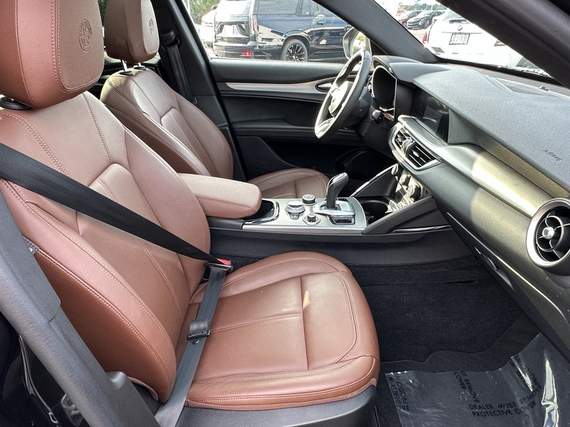 Alfa Romeo Stelvio Vehicle Full-screen Gallery Image 21
