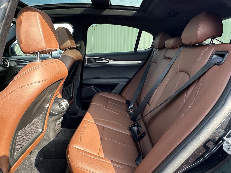 Alfa Romeo Stelvio Vehicle Full-screen Gallery Image 22