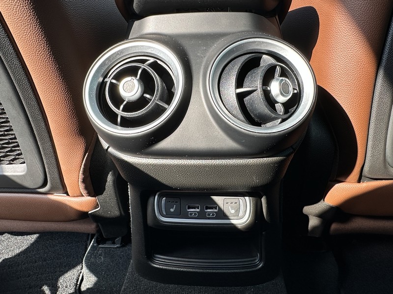 Alfa Romeo Stelvio Vehicle Full-screen Gallery Image 23