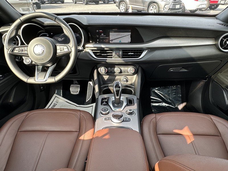 Alfa Romeo Stelvio Vehicle Full-screen Gallery Image 25