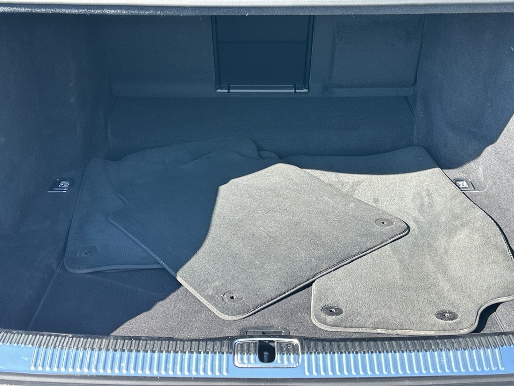 Audi A8 Vehicle Full-screen Gallery Image 07