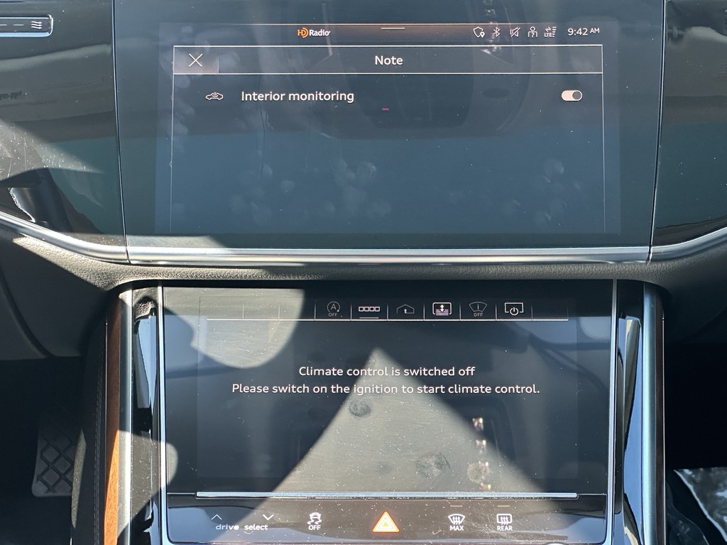 Audi A8 Vehicle Full-screen Gallery Image 15