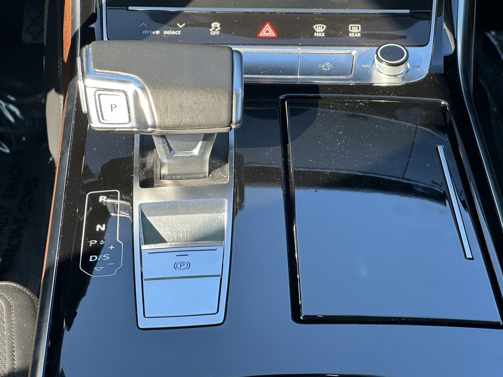 Audi A8 Vehicle Full-screen Gallery Image 16