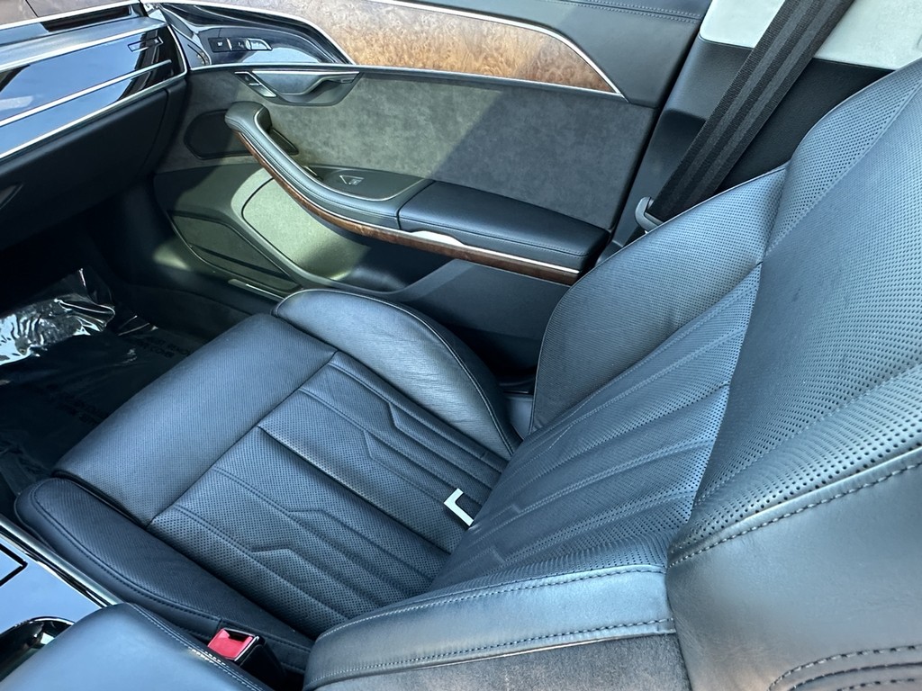 Audi A8 Vehicle Full-screen Gallery Image 17