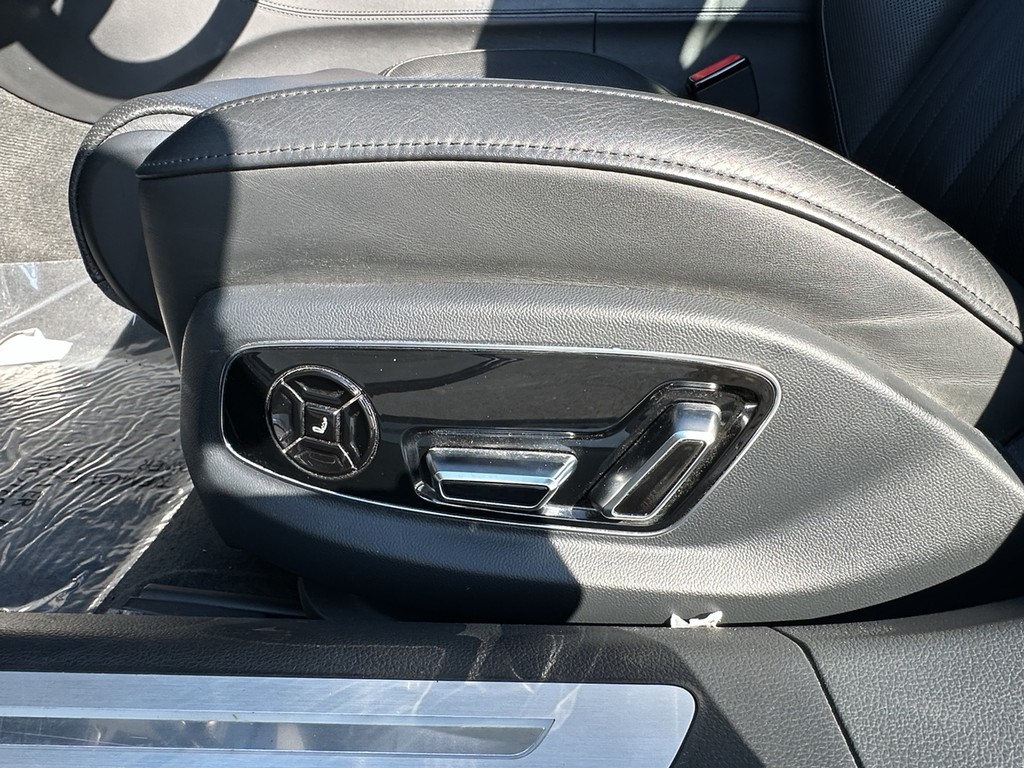 Audi A8 Vehicle Full-screen Gallery Image 20