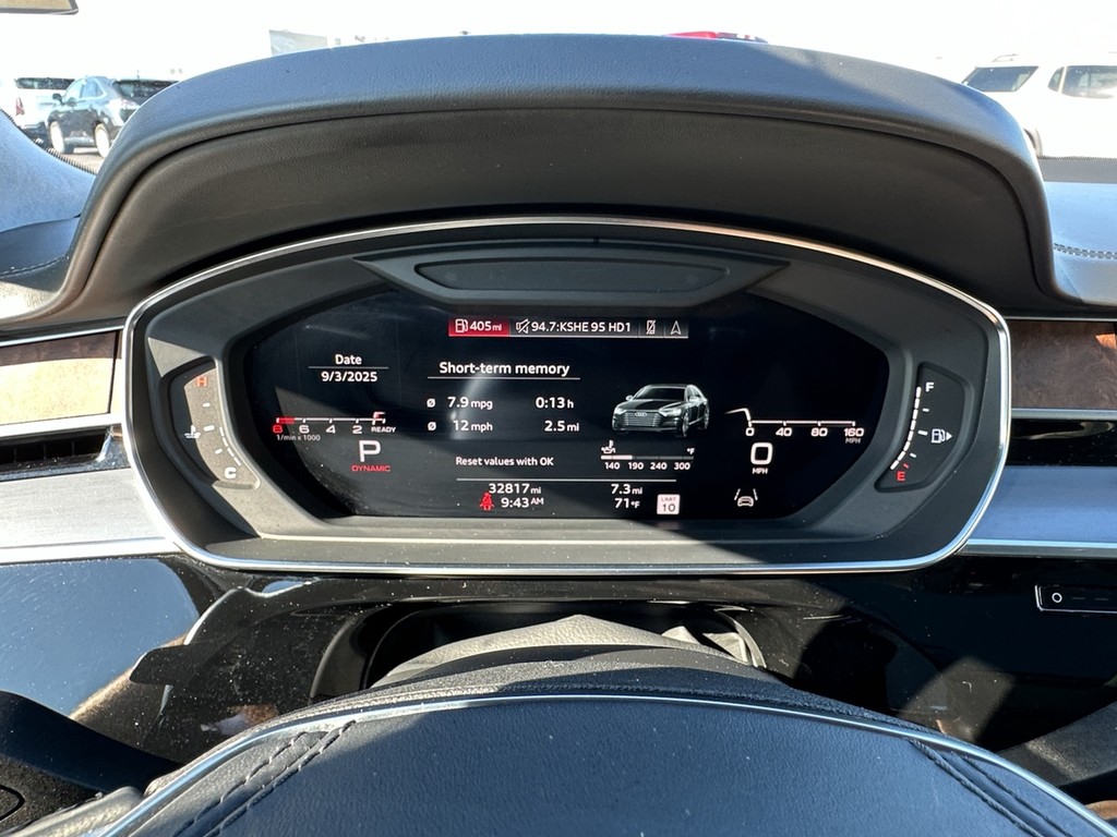 Audi A8 Vehicle Full-screen Gallery Image 26