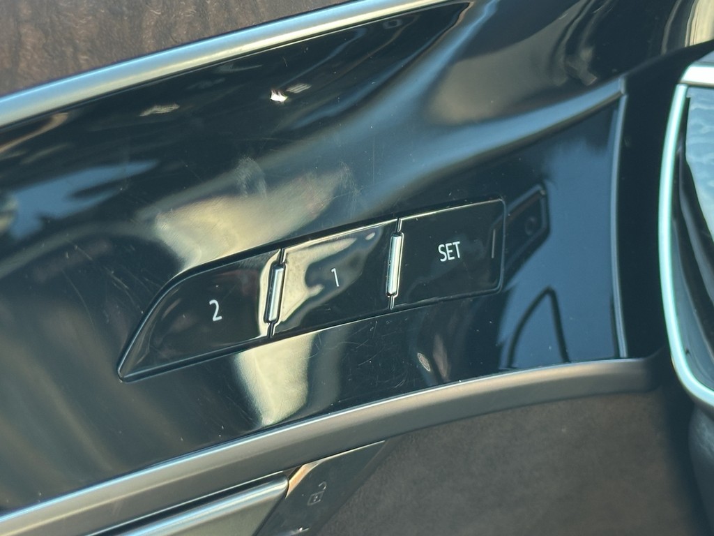 Audi A8 Vehicle Full-screen Gallery Image 27