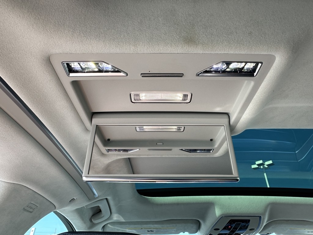 Audi A8 Vehicle Full-screen Gallery Image 30