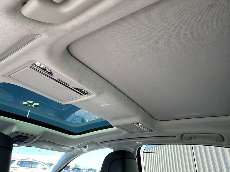 Audi A8 Vehicle Full-screen Gallery Image 12