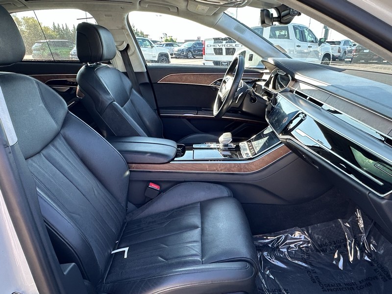 Audi A8 Vehicle Full-screen Gallery Image 18