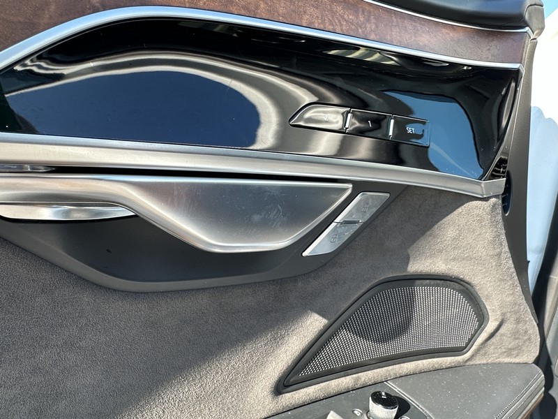 Audi A8 Vehicle Full-screen Gallery Image 21