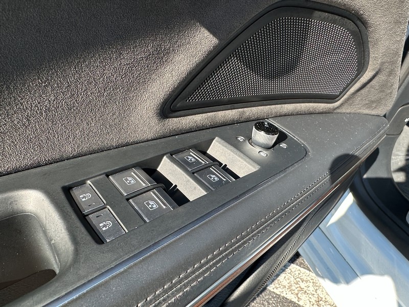 Audi A8 Vehicle Full-screen Gallery Image 22