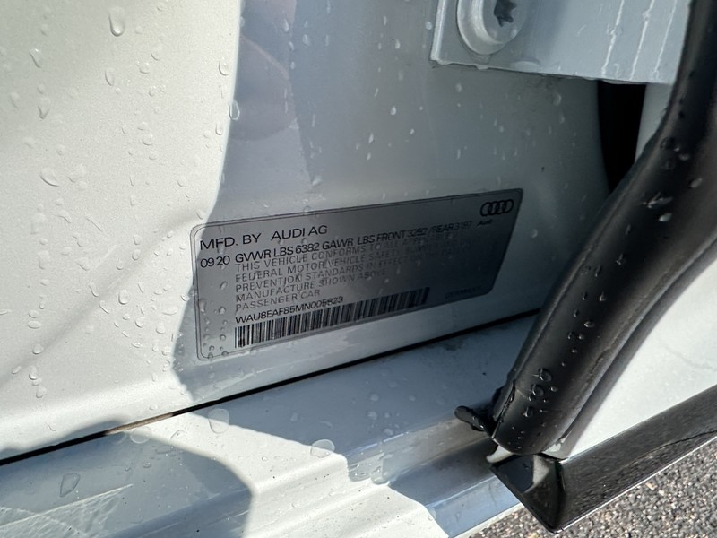 Audi A8 Vehicle Full-screen Gallery Image 23