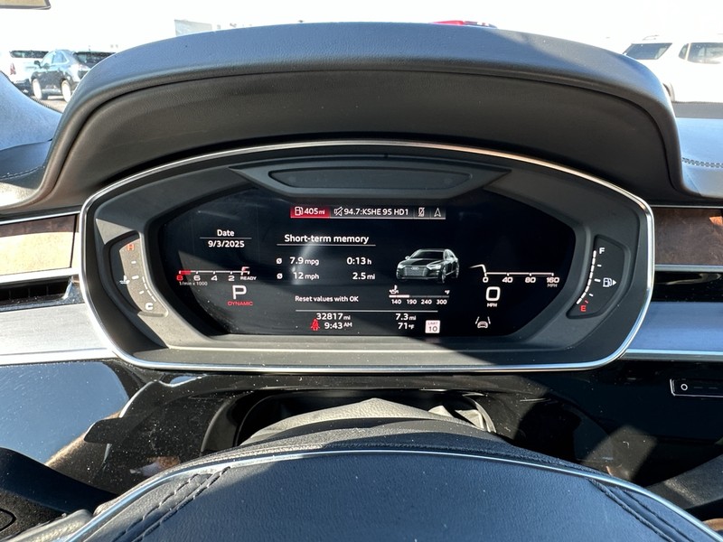 Audi A8 Vehicle Full-screen Gallery Image 26