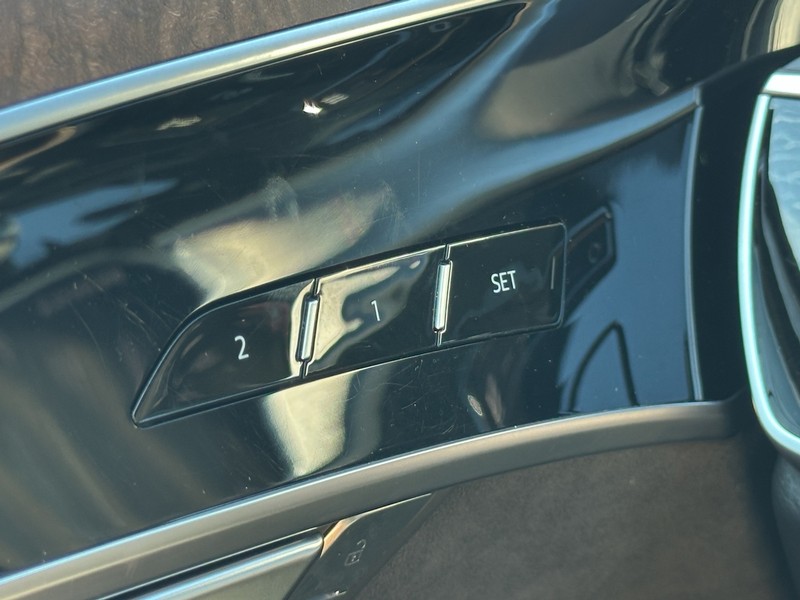 Audi A8 Vehicle Full-screen Gallery Image 27