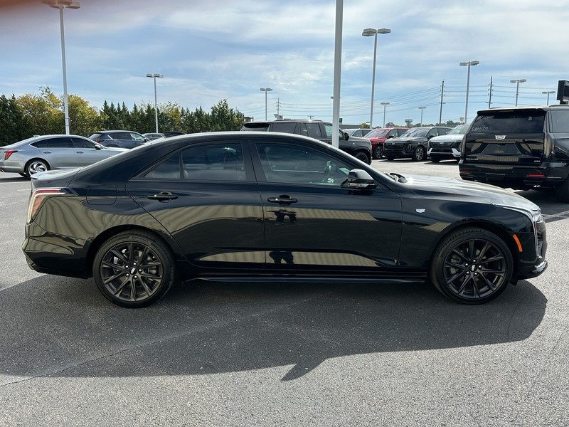 Cadillac CT4 Vehicle Full-screen Gallery Image 04