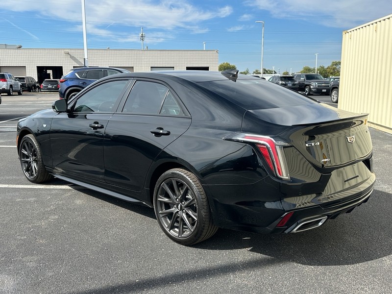 Cadillac CT4 Vehicle Full-screen Gallery Image 08