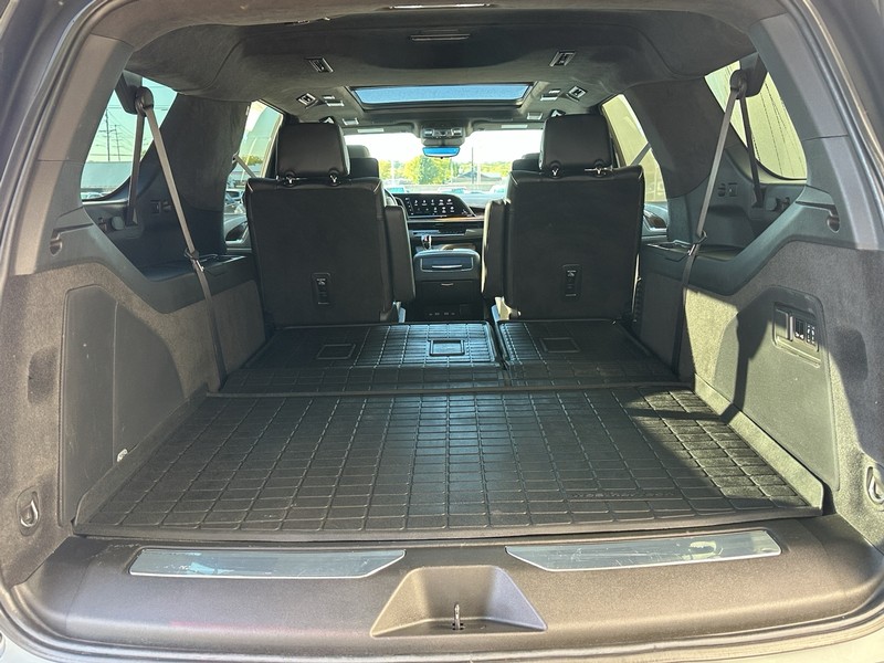 Cadillac Escalade ESV Vehicle Full-screen Gallery Image 04