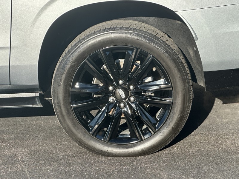 Cadillac Escalade ESV Vehicle Full-screen Gallery Image 05