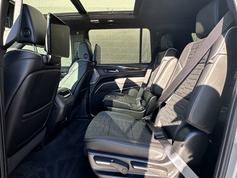 Cadillac Escalade ESV Vehicle Full-screen Gallery Image 06