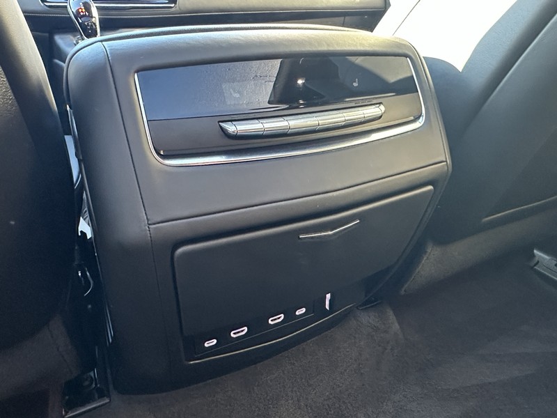 Cadillac Escalade ESV Vehicle Full-screen Gallery Image 07