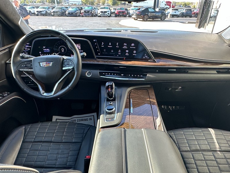 Cadillac Escalade ESV Vehicle Full-screen Gallery Image 09