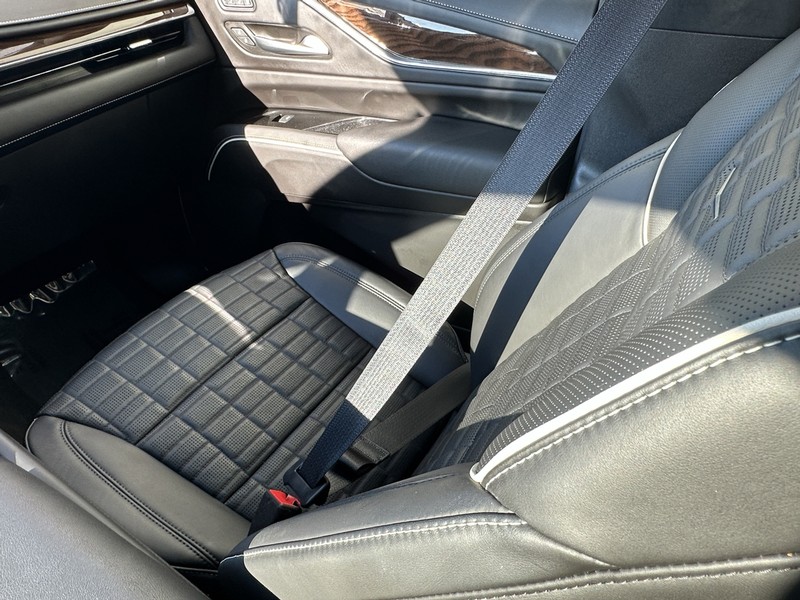 Cadillac Escalade ESV Vehicle Full-screen Gallery Image 13