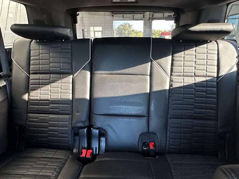 Cadillac Escalade ESV Vehicle Full-screen Gallery Image 14