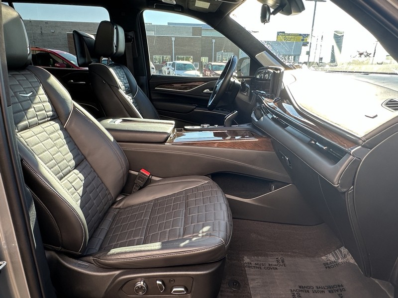 Cadillac Escalade ESV Vehicle Full-screen Gallery Image 15