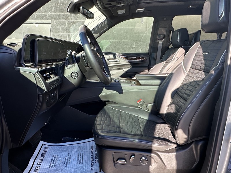 Cadillac Escalade ESV Vehicle Full-screen Gallery Image 16