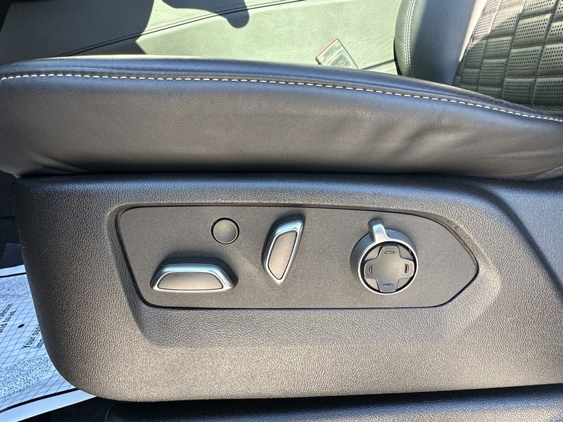 Cadillac Escalade ESV Vehicle Full-screen Gallery Image 17