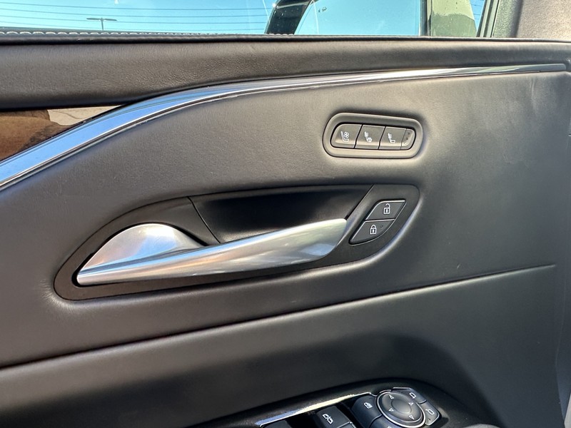 Cadillac Escalade ESV Vehicle Full-screen Gallery Image 18