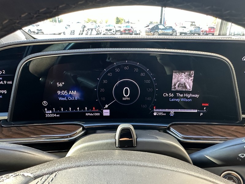 Cadillac Escalade ESV Vehicle Full-screen Gallery Image 23