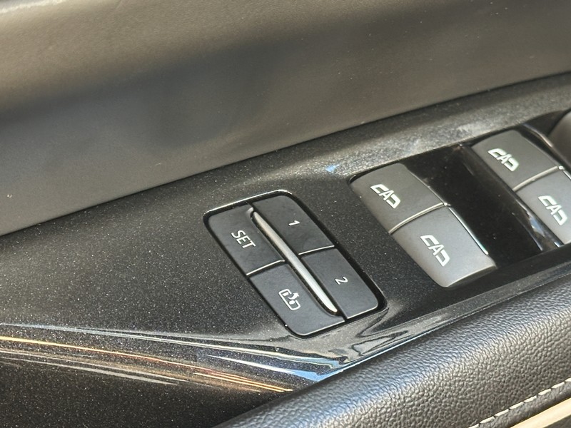 Cadillac Escalade ESV Vehicle Full-screen Gallery Image 24