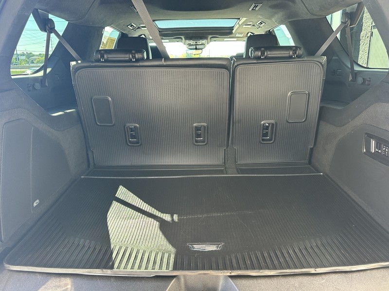 Cadillac Escalade ESV Vehicle Full-screen Gallery Image 04