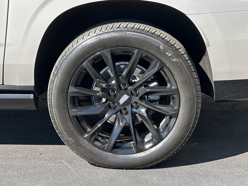 Cadillac Escalade ESV Vehicle Full-screen Gallery Image 05