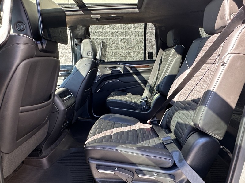 Cadillac Escalade ESV Vehicle Full-screen Gallery Image 06