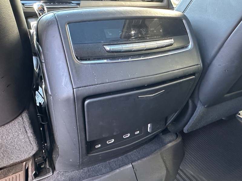 Cadillac Escalade ESV Vehicle Full-screen Gallery Image 07