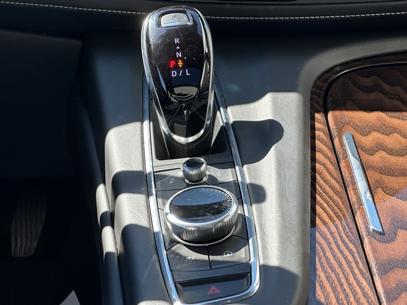 Cadillac Escalade ESV Vehicle Full-screen Gallery Image 12