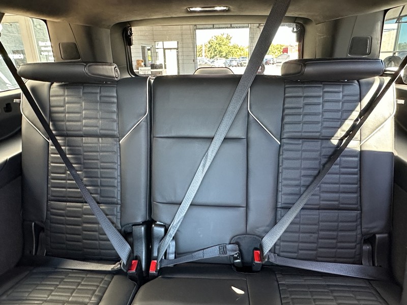 Cadillac Escalade ESV Vehicle Full-screen Gallery Image 14